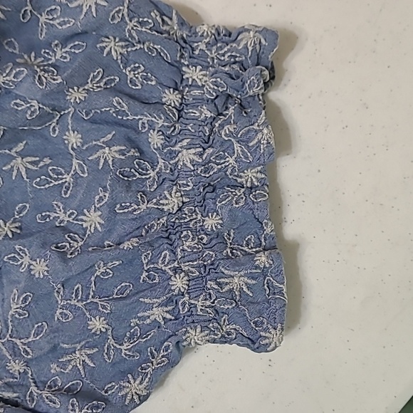 Old Navy blue top with embroidered floral pattern with puff sleeves size Large - Picture 5 of 7